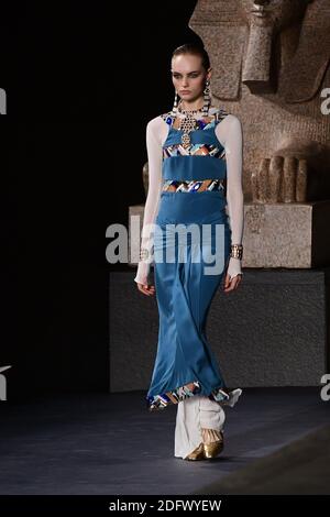 Un modello cammina sulla pista al Chanel Metiers D'Art 2018/19 Show al Metropolitan Museum of Art il 04 dicembre 2018 a New York City, NY, USA. Foto di ABACAPRESS.COM Foto Stock