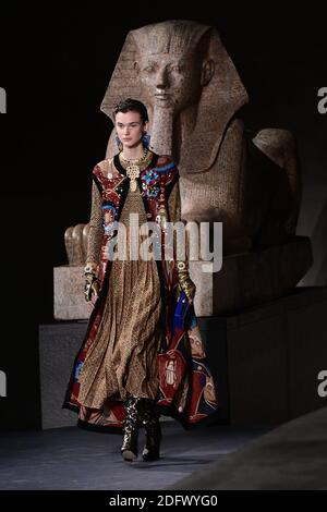 Un modello cammina sulla pista al Chanel Metiers D'Art 2018/19 Show al Metropolitan Museum of Art il 04 dicembre 2018 a New York City, NY, USA. Foto di ABACAPRESS.COM Foto Stock