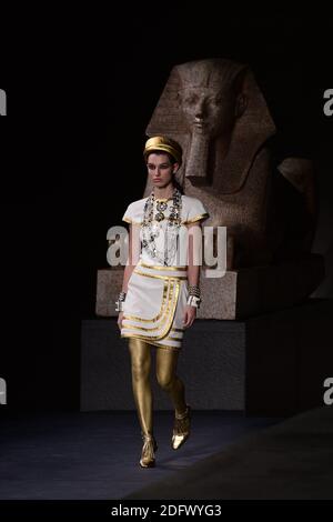 Un modello cammina sulla pista al Chanel Metiers D'Art 2018/19 Show al Metropolitan Museum of Art il 04 dicembre 2018 a New York City, NY, USA. Foto di ABACAPRESS.COM Foto Stock