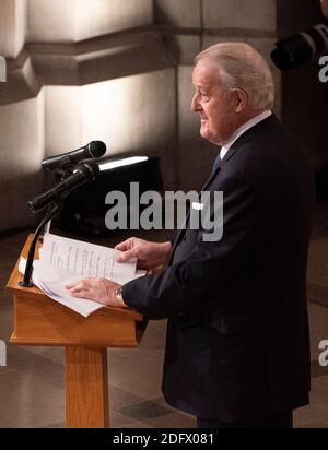 L'ex primo ministro canadese Brian Mulloney offre un elogio al servizio funebre di stato dell'ex presidente George W. Bush presso la Cattedrale Nazionale. (Chris Kleponis/Polaris) Foto Stock