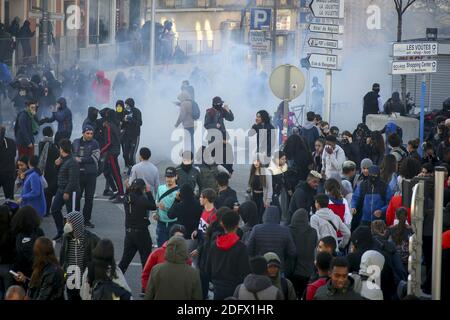 Gli studenti delle scuole superiori manifestano contro le riforme educative del governo francese il 6 dicembre 2018 a Marsiglia, Francia meridionale. Prendono l'occasione dell'attuale movimento prostation 'gialle gialle' (Gilets jaune) per rivendicare cambiamenti sull'istruzione nelle strade francesi. Alla fine della protesta sono scoppiati disordini con la polizia. Le persone entusiasta stanno facendo problemi intorno ai bidoni nel fuoco. Foto di Denis Thaust/Avenir Pictures/ABACAPRESS.COM Foto Stock