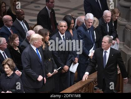 L’ex presidente degli Stati Uniti George W. Bush passa da sinistra a destra: Il presidente AMERICANO Donald J. Trump, la prima signora Melania Trump, l’ex presidente degli Stati Uniti Barack Obama, l’ex presidente americano Michelle Obama, l’ex presidente americano Bill Clinton, l’ex segretario di Stato americano Hillary Rodham Clinton, l’ex presidente americano Jimmy carter, E l'ex prima signora Rosalynn carter, quando arriva al servizio funerale nazionale in onore del defunto ex presidente degli Stati Uniti George H.W. Bush alla Cattedrale Nazionale di Washington, DC, mercoledì 5 dicembre 2018. Visibile anche a sinistra è ex fi Foto Stock