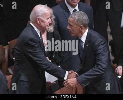 L'ex presidente degli Stati Uniti Barack Obama, a destra, scuote le mani con l'ex vice presidente degli Stati Uniti Joe Biden, a sinistra, dopo il servizio funerale nazionale in onore del defunto ex presidente degli Stati Uniti George H.W. Bush alla cattedrale nazionale di Washington, DC il mercoledì 5 dicembre 2018.Photo by Ron Sachs / CNP/ABACAPRESS.COM Foto Stock