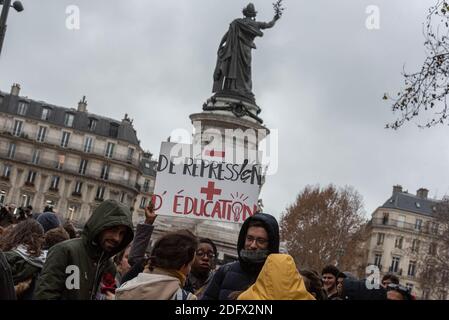 Diverse centinaia di studenti delle scuole superiori parigine si sono riuniti oggi a Place de la bataille Stalingrado per dimostrare contro la riforma del baccalaureato, contro Parcoursup e la repressione della polizia del movimento negli ultimi giorni. La processione è iniziata da Stalingrado a Piazza della Repubblica in un'atmosfera tranquilla. Parigi, Francia, 7 dicembre 2018. Foto di Samuel Boivin / ABACAPRESS.COM Foto Stock