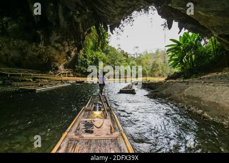 Uomo Drag boat a Cave lod fenomeno stalattite pietra e. Stalagmite di naturale, Pang Mapha, Mae Hong Son, Thailandia Foto Stock