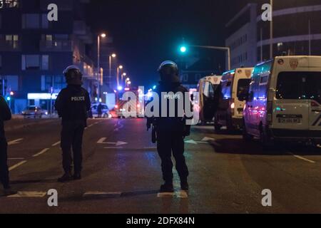 I poliziotti ispezionano il sito di Strasburgo, nella Francia orientale, dopo un'interruzione delle armi, il 11 dicembre 2018. Un pistolero ha ucciso almeno tre persone e ha gravemente ferito altre 12 nei pressi del famoso mercatino di Natale di Strasburgo, ad est della Francia, prima di fuggire dalla scena, hanno detto i funzionari della sicurezza. La polizia ha lanciato una caccia al maniero dopo che l'assassino ha aperto il fuoco intorno alle 19:00 ora locale (1800 GMT), inviando folle di acquirenti serali in fuga per la sicurezza. Foto di Sophie Dupressoir/ABACAPRESS.COM Foto Stock