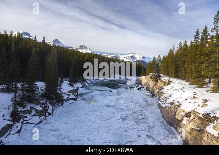 Frozen Ice galleggianti sul fiume North Saskatchewan sul lago Glacier Sentiero escursionistico nelle Montagne Rocciose canadesi Foto Stock