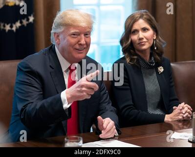 12 dicembre 2018 - Washington, DC, Stati Uniti: Il presidente degli Stati Uniti Donald J. Trump incontra i governatori eletti alla Casa Bianca. Seduto a destra è il Governatore eletto Kristi Noem del South Dakota. (Chris Kleponis/Polaris) Foto Stock