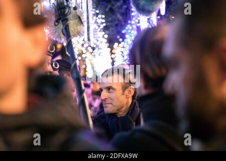 Il presidente francese Emmanuel Macron visita il mercatino di Natale a Strasburgo, nella Francia orientale, venerdì 14 dicembre 2018. La polizia francese ha ucciso l’uomo che credeva abbia attaccato il mercato di Natale di Strasburgo, ma gli investigatori hanno continuato a scavare venerdì per possibili complici in una città nota per un’alta concentrazione di potenziali estremisti. Foto di Jean-Francois Badias/piscina/ABACAPRESS.COM Foto Stock