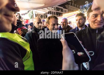 Il presidente francese Emmanuel Macron, centro, visita il mercatino di Natale di Strasburgo, nella Francia orientale, venerdì 14 dicembre 2018. La polizia francese ha ucciso l’uomo che credeva abbia attaccato il mercato di Natale di Strasburgo, ma gli investigatori hanno continuato a scavare venerdì per possibili complici in una città nota per un’alta concentrazione di potenziali estremisti. Foto di Jean-Francois Badias/piscina/ABACAPRESS.COM Foto Stock