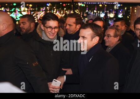 il presidente francese Emmanuel Macron si reca in piazza Kléber per rendere omaggio alle vittime degli attentati del 11 dicembre e visita il mercatino di Natale in piazza Brogli a Strasburgo, in Francia, il 14 dicembre 2018. Foto di Nicolas Roses/ABACAPRESS.COM Foto Stock