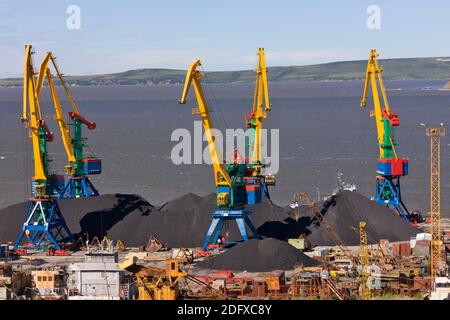 Gru che spostano il carbone nel porto, Anadyr, Chukotka Autonomous Okrug, Russia Foto Stock