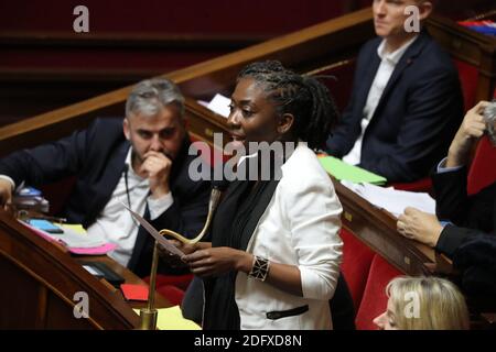 Daniele Obono, membro del Parlamento "la France Insoumise", durante una sessione di "interrogazioni al governo" all'Assemblea nazionale francese di Parigi, Francia, il 19 dicembre 2018. Foto di Henri Szwarc/ABACAPRESS.COM Foto Stock