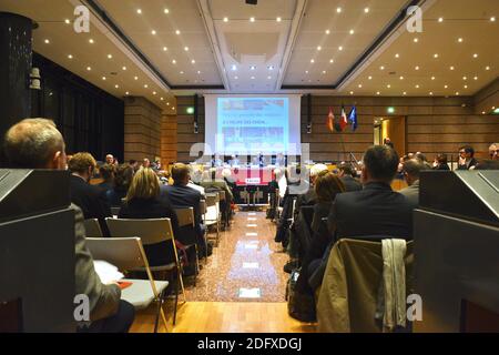 Réunion des élus, des Forces vives, des représentants de la société civile, autour du Grenelle des Mobilités sur le territoire alsacien. Rendu des resules des ateliers concertant la mobilité de demain, et des réponses concrètes réalisables dans un futur proche. Strasburgo, Francia, 18 dicembre 2018. Foto di Nicolas Roses/ABACAPRESS.COM Foto Stock