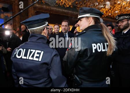 Il ministro francese degli interni Christophe Castaner incontra i poliziotti che pattugliano nei grandi magazzini durante le festività natalizie e di Capodanno a Parigi, Francia, 20 dicembre 2018. Foto di /Charles Platiau/piscina/ABACAPRESS.COM Foto Stock