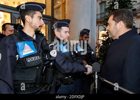 Il ministro francese degli interni Christophe Castaner incontra i poliziotti che pattugliano nei grandi magazzini durante le festività natalizie e di Capodanno a Parigi, Francia, 20 dicembre 2018. Foto di /Charles Platiau/piscina/ABACAPRESS.COM Foto Stock