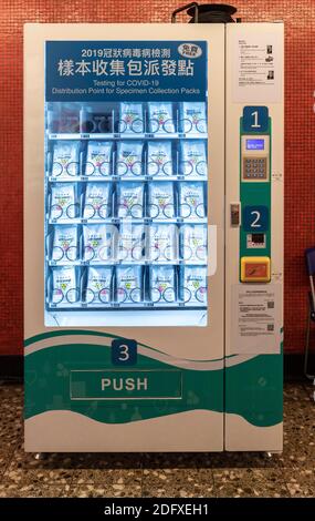Hong Kong, Cina. 07 dicembre 2020. I distributori automatici sono configurati a 10 MTR (stazioni ferroviarie di transito di massa per il pubblico per raccogliere i pacchetti di raccolta dei campioni COVID-19 con la massima comodità. Come una quarta ondata di Covid-19 casi ingolfs Hong Kong, la società MTR nuovo distributore automatico in North Point Station si dimostra molto popolare. ogni giorno verranno distribuite 10,000 vaschette con confezioni fornite da un appaltatore governativo. Una volta utilizzati, i membri del pubblico possono far cadere i vasi presso le cliniche di ambulanza dell'autorità ospedaliera o 13 cliniche del Dipartimento di Salute. Alamy Live News Foto Stock