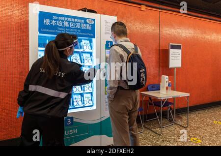 Hong Kong, Cina. 07 dicembre 2020. I distributori automatici sono configurati a 10 MTR (stazioni ferroviarie di transito di massa per il pubblico per raccogliere i pacchetti di raccolta dei campioni COVID-19 con la massima comodità. Come una quarta ondata di Covid-19 casi ingolfs Hong Kong, la società MTR nuovo distributore automatico in North Point Station si dimostra molto popolare. ogni giorno verranno distribuite 10,000 vaschette con confezioni fornite da un appaltatore governativo. Una volta utilizzati, i membri del pubblico possono far cadere i vasi presso le cliniche di ambulanza dell'autorità ospedaliera o 13 cliniche del Dipartimento di Salute. Alamy Live News Foto Stock