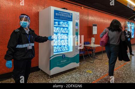 7 dicembre 2020, Hong Kong, Hong Kong SAR, Cina: Hong Kong, Cina:07 Dic, 2020. I distributori automatici sono allestiti a 10 MTR (stazioni ferroviarie di transito di massa per il pubblico per raccogliere pacchetti di raccolta campioni COVID-19 con Convenience.As una quarta ondata di casse Covid-19 ingolfs Hong Kong, la MTR Corporation nuovo distributore automatico nella stazione di North Point si dimostra molto popolare. 10,000 vasi saranno distribuiti ogni giorno con i pacchetti forniti da un appaltatore governativo.una volta utilizzati, i membri del pubblico possono far cadere i vasi presso l'autorità ospedaliera out-Patience Clinics o 13 Dipartimento di cliniche sanitarie.Jayne Russell/ZUMA P Foto Stock