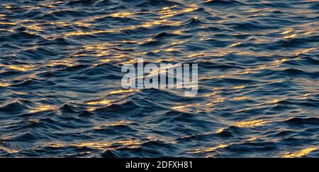 Vista al tramonto sulle acque ondulate, il mare di Bering, la Russia Estremo Oriente Foto Stock