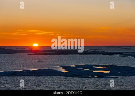 Vista al tramonto del ghiaccio galleggiante nel mare di Bering, Russia Estremo Oriente Foto Stock