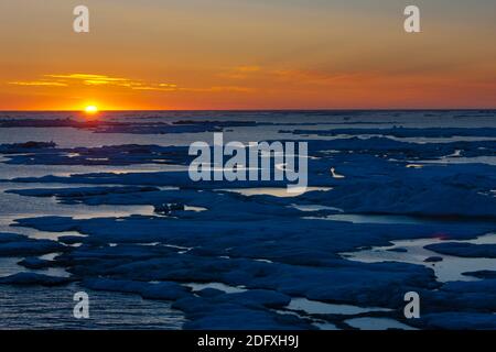Vista al tramonto del ghiaccio galleggiante nel mare di Bering, Russia Estremo Oriente Foto Stock