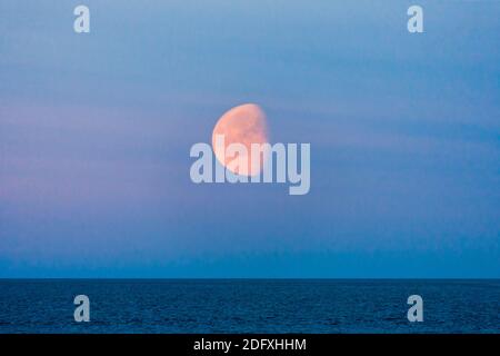 Luna sopra il mare di Bering, Russia Estremo Oriente Foto Stock