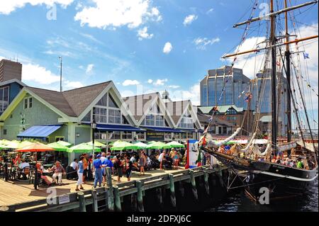 Halifax, Canada - 19 luglio 2012: Decine di migliaia di persone hanno visitato il lungomare per partecipare all'evento Tall Ships per vedere navi come l'UNICOR Foto Stock