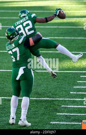 Il 6 dicembre 2020, Jamison Crowder (82), il ricevitore di New York Jets, celebra il suo incontro con la guardia offensiva Pat Elflin (67) durante il gioco NFL tra i Las Vegas Raiders e i New York Jets al MetLife Stadium di East Rutherford, New Jersey. Christopher Szagola/CSM Foto Stock