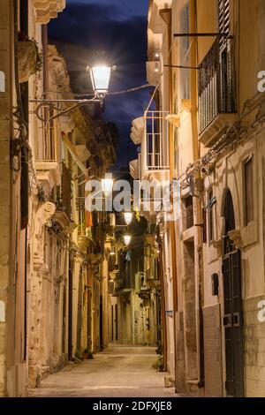 Strada stretta di Ortigia, la parte storica di Siracusa di notte, Sicilia Foto Stock