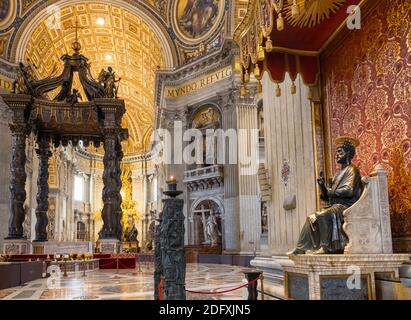 Vista interna della Basilica di San Pietro in Vaticano, Roma Foto Stock
