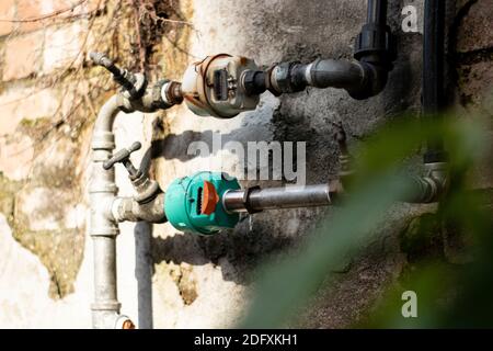 Vecchio metro dell'acqua, tubi di metallo e linguetta Foto Stock