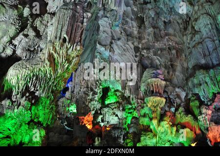 Formazione rocciosa e grotta in Vietnam Foto Stock