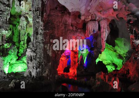 Formazione rocciosa e grotta in Vietnam Foto Stock