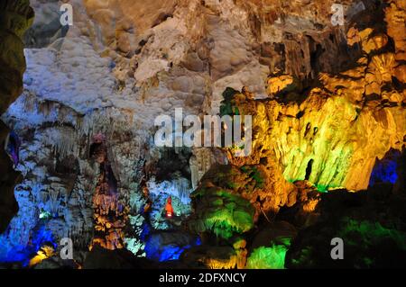 Formazione rocciosa e grotta in Vietnam Foto Stock