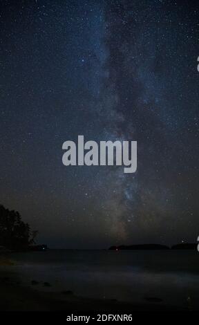 Il cielo stellato notturno visto da Tonquin Beach a settembre, Vancouver Island vicino a Tofino, BC, Canada. Foto Stock
