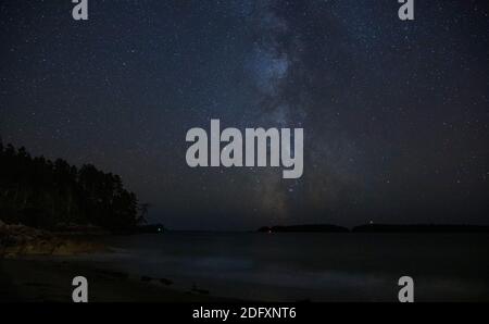 Il cielo stellato notturno visto da Tonquin Beach a settembre, Vancouver Island vicino a Tofino, BC, Canada. Foto Stock