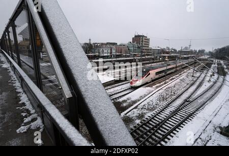 Memmingen, Germania. 02 dicembre 2020. Il treno svizzero ad alta velocità "Astoro" si trova nella stazione di Memmingen durante un viaggio di addestramento sulla nuova linea elettrificata Monaco-Lindau. (A dpa-KORR: «dopo più di 40 anni: La ferrovia passa sotto il potere attraverso il Allgäu»). Credit: Karl-Josef Hildenbrand/dpa/Alamy Live News Foto Stock