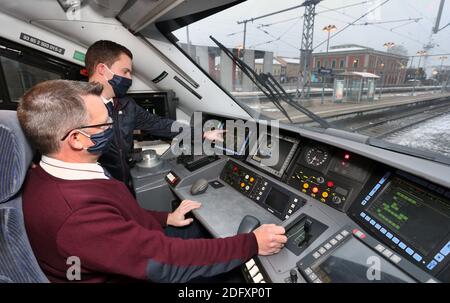 Memmingen, Germania. 02 dicembre 2020. Bernd Frey, pilota di locomotiva, si trova accanto a un collega nell'abitacolo del treno ad alta velocità 'Astoro' durante un viaggio di allenamento sulla linea Monaco-Lindau, appena elettrificata. (Per dpa-KORR: "Dopo più di 40 anni: Il treno è in funzione sotto il potere attraverso il Allgäu"). Credit: Karl-Josef Hildenbrand/dpa/Alamy Live News Foto Stock