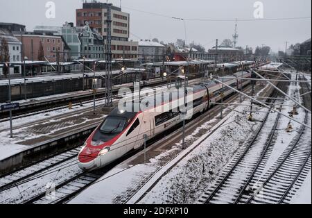 Memmingen, Germania. 02 dicembre 2020. Il treno svizzero ad alta velocità "Astoro" si trova nella stazione di Memmingen durante un viaggio di addestramento sulla nuova linea elettrificata Monaco-Lindau. (A dpa-KORR: «dopo più di 40 anni: La ferrovia passa sotto il potere attraverso il Allgäu»). Credit: Karl-Josef Hildenbrand/dpa/Alamy Live News Foto Stock