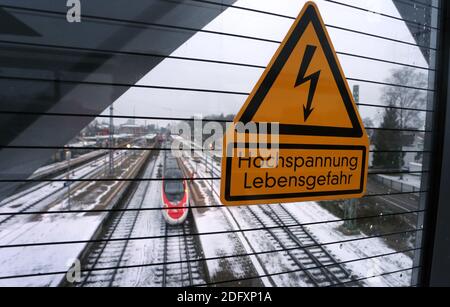 Memmingen, Germania. 02 dicembre 2020. Il treno svizzero ad alta velocità "Astoro" si trova nella stazione di Memmingen durante un viaggio di addestramento sulla nuova linea elettrificata Monaco-Lindau. (A dpa-KORR: «dopo più di 40 anni: La ferrovia passa sotto il potere attraverso il Allgäu»). Credit: Karl-Josef Hildenbrand/dpa/Alamy Live News Foto Stock