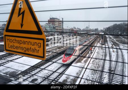 Memmingen, Germania. 02 dicembre 2020. Il treno svizzero ad alta velocità "Astoro" si trova nella stazione di Memmingen durante un viaggio di addestramento sulla nuova linea elettrificata Monaco-Lindau. (A dpa-KORR: «dopo più di 40 anni: La ferrovia passa sotto il potere attraverso il Allgäu»). Credit: Karl-Josef Hildenbrand/dpa/Alamy Live News Foto Stock