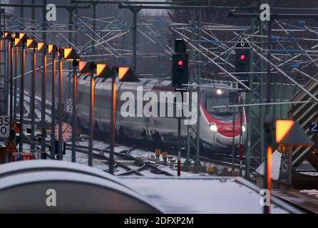 Memmingen, Germania. 02 dicembre 2020. Il treno svizzero ad alta velocità "Astoro" entra nella stazione di Memmingen durante un viaggio di addestramento sulla nuova linea elettrificata Monaco-Lindau. (A dpa-KORR: «dopo più di 40 anni: La ferrovia passa sotto il potere attraverso il Allgäu»). Credit: Karl-Josef Hildenbrand/dpa/Alamy Live News Foto Stock