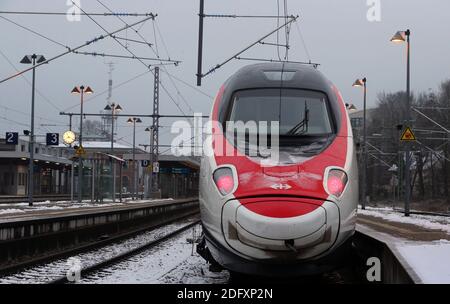 Memmingen, Germania. 02 dicembre 2020. Il treno svizzero ad alta velocità "Astoro" si trova nella stazione di Memmingen durante un viaggio di addestramento sulla nuova linea elettrificata Monaco-Lindau. (A dpa-KORR: «dopo più di 40 anni: La ferrovia passa sotto il potere attraverso il Allgäu»). Credit: Karl-Josef Hildenbrand/dpa/Alamy Live News Foto Stock