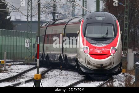 Memmingen, Germania. 02 dicembre 2020. Il treno svizzero ad alta velocità "Astoro" parte dalla stazione di Memmingen durante un viaggio di addestramento sulla nuova linea elettrificata Monaco-Lindau. (A dpa-KORR: «dopo più di 40 anni: La ferrovia passa sotto il potere attraverso il Allgäu»). Credit: Karl-Josef Hildenbrand/dpa/Alamy Live News Foto Stock