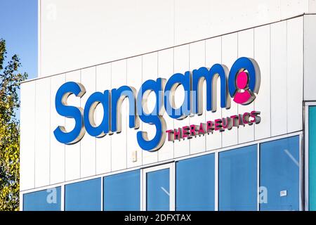 21 settembre 2020 Brisbane / CA / USA - logo Sangamo presso la loro sede centrale nella Silicon Valley; Sangamo Therapeutics, Inc. (Precedentemente noto come Sangamo Biosc Foto Stock