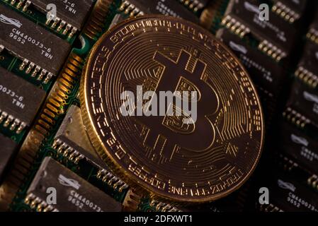 Ucraina. 06 dicembre 2020. In questa illustrazione fotografica una moneta commemorativa della criptovaluta Bitcoin vista sulla scheda a circuito stampato. Credit: SOPA Images Limited/Alamy Live News Foto Stock