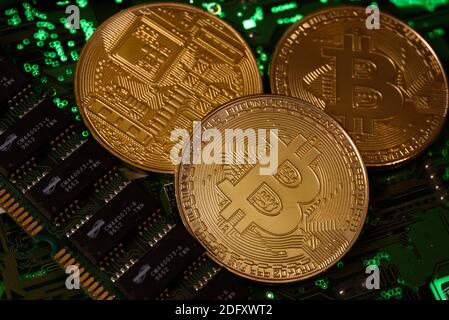 Ucraina. 06 dicembre 2020. In questa illustrazione fotografica le monete commemorative della criptovaluta di Bitcoin viste sulla scheda a circuito stampato. Credit: SOPA Images Limited/Alamy Live News Foto Stock