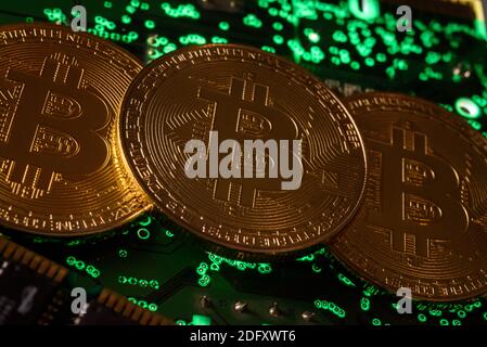 Ucraina. 06 dicembre 2020. In questa illustrazione fotografica le monete commemorative della criptovaluta di Bitcoin viste sulla scheda a circuito stampato. Credit: SOPA Images Limited/Alamy Live News Foto Stock