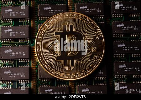 Ucraina. 06 dicembre 2020. In questa illustrazione fotografica una moneta commemorativa della criptovaluta Bitcoin vista sulla scheda a circuito stampato. Credit: SOPA Images Limited/Alamy Live News Foto Stock